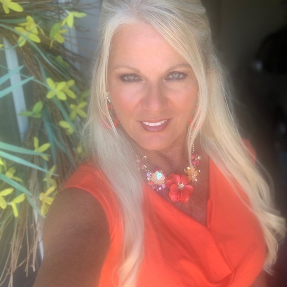 Meet your Posher, Vickie - Picture 2 of 2